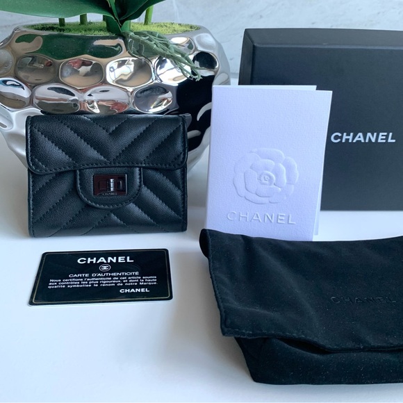 Authentic CHANEL So Black Reissue Compact Wallet Chevron Sheepskin - Picture 3 of 13